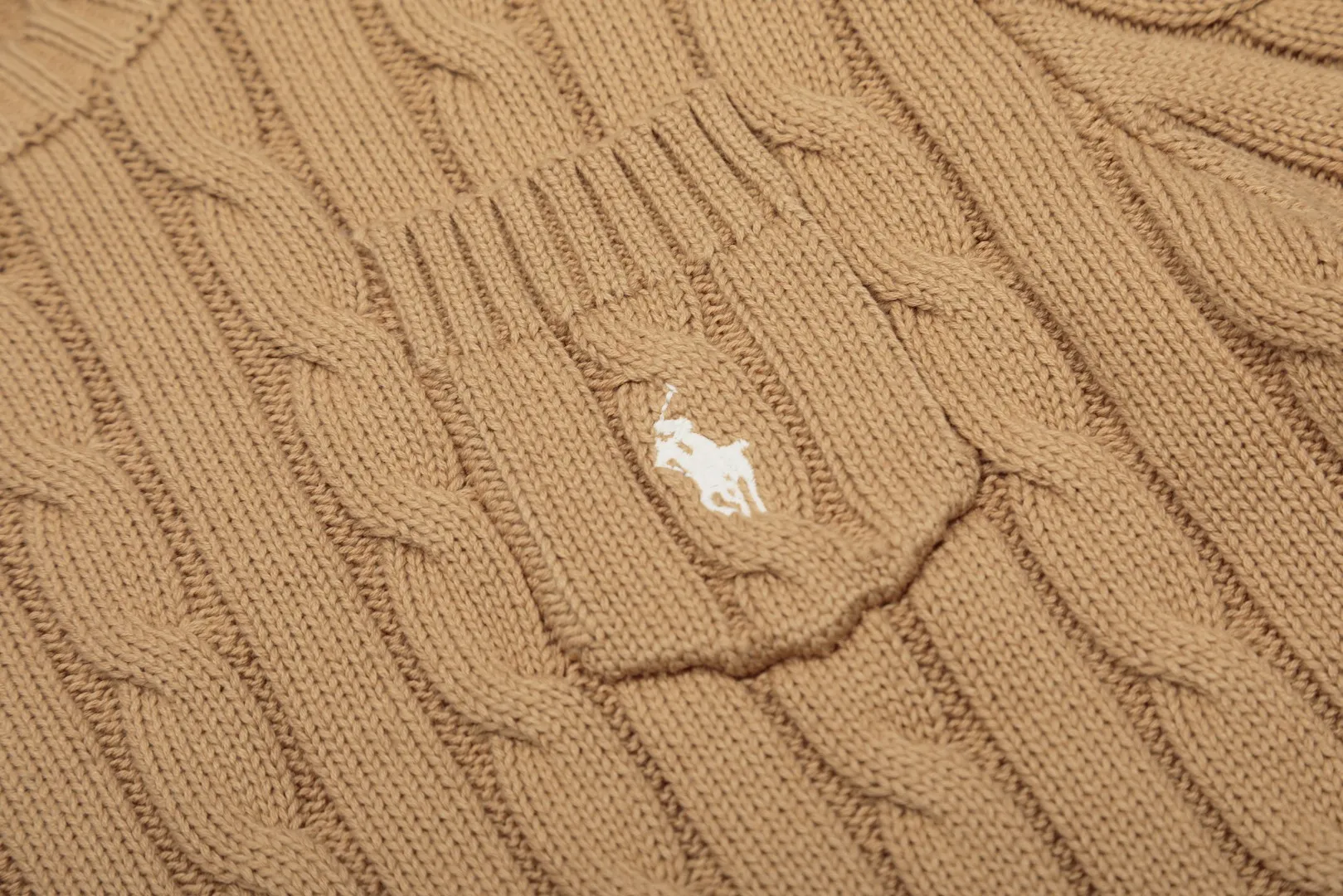P154 💰 "Top quality" Style number: DS222# (not off the shelves all year round) [Ralph Lauren round neck pocket style solid color pony embroidered logo knitted short sleeves] ✅Ralph Lauren Ralph Lauren classic basic pocket all-match style goddess knitted short sleeves for all seasons ✅Main supplier platform live broadcast Wholesale entity Replenish when out of stock Not off the shelf ✅ZP quality 1:1 version Scan the code to enter the GF website Counter quality ✅Details and quality are the only one in Guangzhou. Imported quality cotton yarn, focusing on high-end, cost-effective, good quality needless to say. ✅The version is restored to the original order. The maximum size can be worn up to 160 pounds. Loose, comfortable and stress-free. ✅The upper body is simple and easy to match. A must-have for goddess ootd. Good-looking clothes are never picky. A must-have in the goddess’ wardrobe. Size: S-XL. Color: White, almond, purple, orange, gray, yellow, black, khaki, pink, navy, rose, green. Chinese red olive green light blue white label light blue blue label